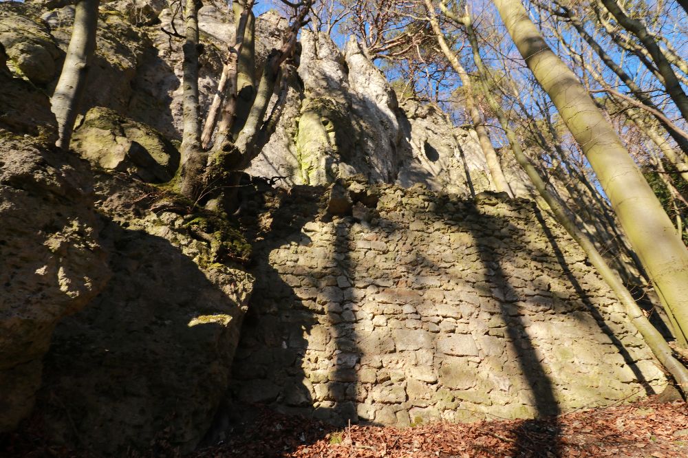 Die sonnige Stierberger Schlossbergwand hat einige zusätzliche Haken sowie zwei neue Routen erhalten