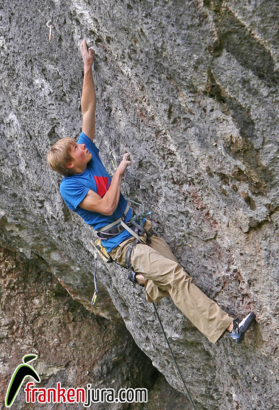 Für das Bild kletterte Alexander ´Corona´ 30 Minuten nach der eigentlichen Begehung nochmal - im Durchstieg versteht sich! (Bild: Patrick Matros)