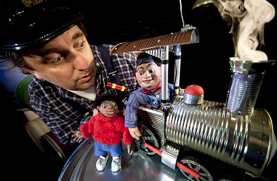 Das Theater Kuckucksheim gastiert mit dem bekannten Kinderstück „Jim Knopf und Lukas, der Lokomotivführer“ in der Teufelshöhle.