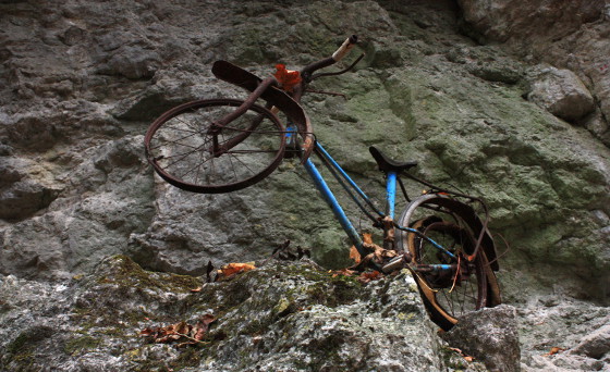 Ein altes Fahrrad am Wandfuß der Altenburgwand