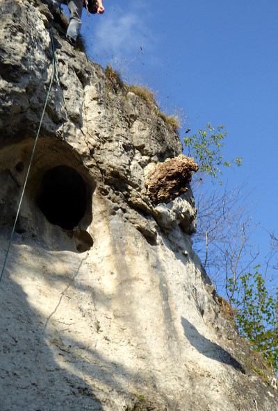 Der lose Gesteinsbrocken an der Röthenbacher Wand wird kontrolliert entfernt (Bild: Hendrik Wagenseil)