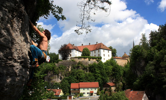 Matthias Stöcker in einer Route an Eisernen Jungfrau, darüber Schloss Freienfels