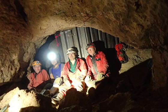 Die Forschergruppe am Höhlenausgang des Zinnbergschachtes (Bild: Forschungsgruppe Höhle und Karst Franken e.V.)
