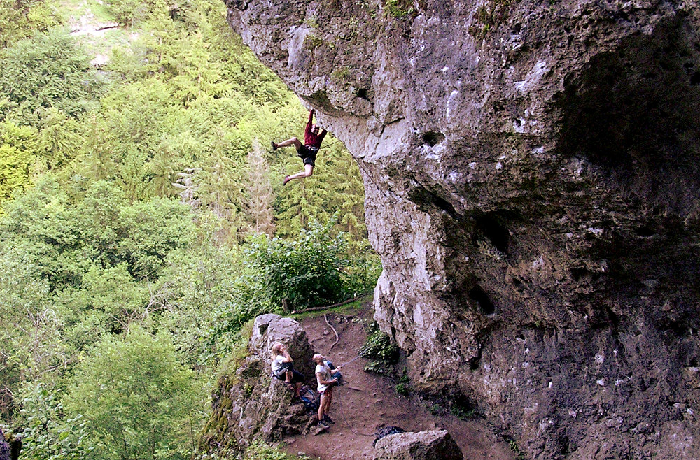 Ein Kletterer in der Route ´Blutspur´ (8-/8) am Oberen Diebesloch. Der Vorturm am Wandfuß wurde der Berliner Kletterin zum Verhängnis (Archivbild)