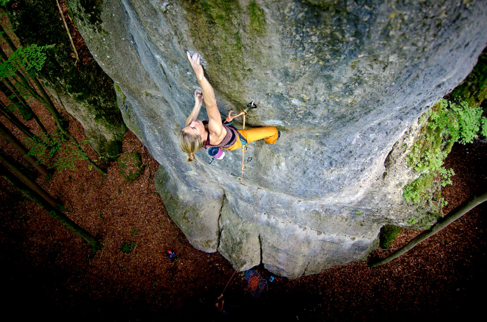 <p>Bild: Sarah Kampf in ´Headcrash´ (11-) am Wasserstein bei Allersdorf (Bild: Mike Bauer)</p><p>In unmittelbarer Nähe des Ortes sind in den letzten 40 Jahren eine Vielzahl von lohnenden Klettergebieten entstanden. Diese liegen teils ausgesetzt an der Hangkante zum Wiesenttal, teils idyllisch auf der Hochfläche der Trubachalb und lohnen daher für einen Besuch mit Kindern.</p><p>
Nachfolgend findest du die Kletterfelsen der Gemeinde Gößweinstein!</p>