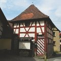 Im mehr als 800 Jahre alte Betzenstein gibt es im schönen historischen Stadtkern allerlei sehenswerte Bauwerke (Tiefer Brunnen, Stadtmauer und -tore, Marktplatz) zu entdecken. Das Heimatmuseum bietet eine bedeutende fossile und minerologische Sammlung. Freizeitattraktionen der Neuzeit sind das beheizte Freibad sowie der nachgelegene Abenteuerpark, ein Hochseilgarten der Superlative.