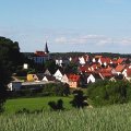 Wanderfreunde können auf den markierten Wegen die herrliche Natur der südlichen Fränkischen Schweiz mit seinen bizarr geformten Felsen und romantischen Höhlenruinen bewundern. Insgesamt sieben Wanderungen unterschiedlicher Länge sind in der direkten Umgebung von Plech möglich. Ein Highlight für Erfahrene ist der Eibgrat, der sogar mit leichten Kletterstellen aufwartet.