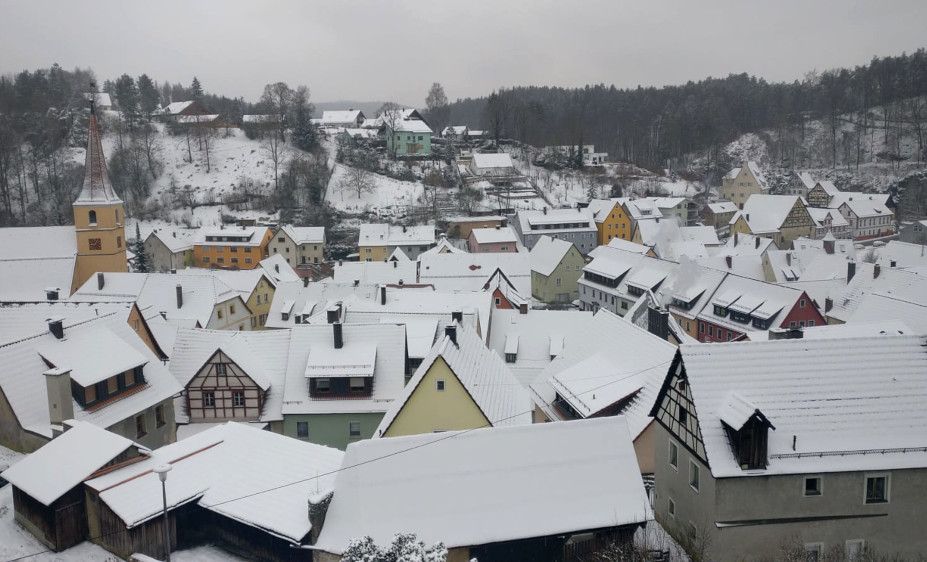 Blick auf die verschneiten Dächer von Velden, hier hat es zehn Zentimeter geschneit (Bild: Armin Tauber)