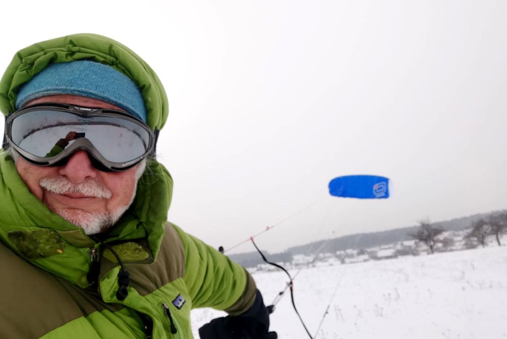 Immo Engelhardt beim Snowkiten auf der Trubachalb in der Nähe von Geschwand