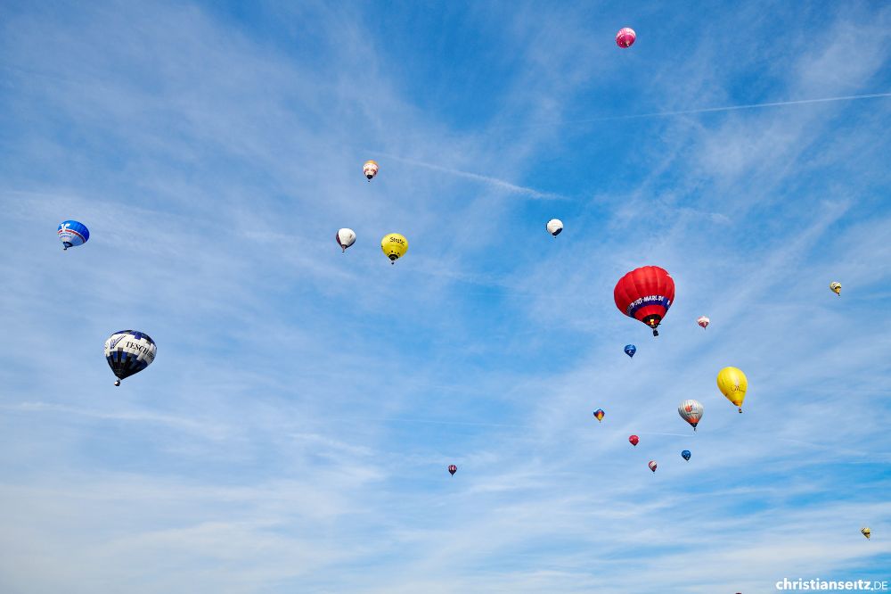 Am 09. Februar fand der diesjahrige Franken Ballon Cup statt. Das Hauptfeld der 30 teilnehmenden Ballons kurz nach dem Start nahe Burg Feuerstein bei Ebermannstadt (Bild: Christian Seitz)