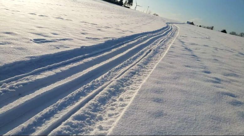 Eine frisch am 12.02. 2021 gespurte Loipe in Zultenberg am Görauer Anger (Bild: Matthias Müller)