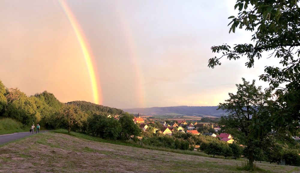 Regenbogen über Schlaifhausen an der Ehrenbürg (Bild: Burkhard Müller)