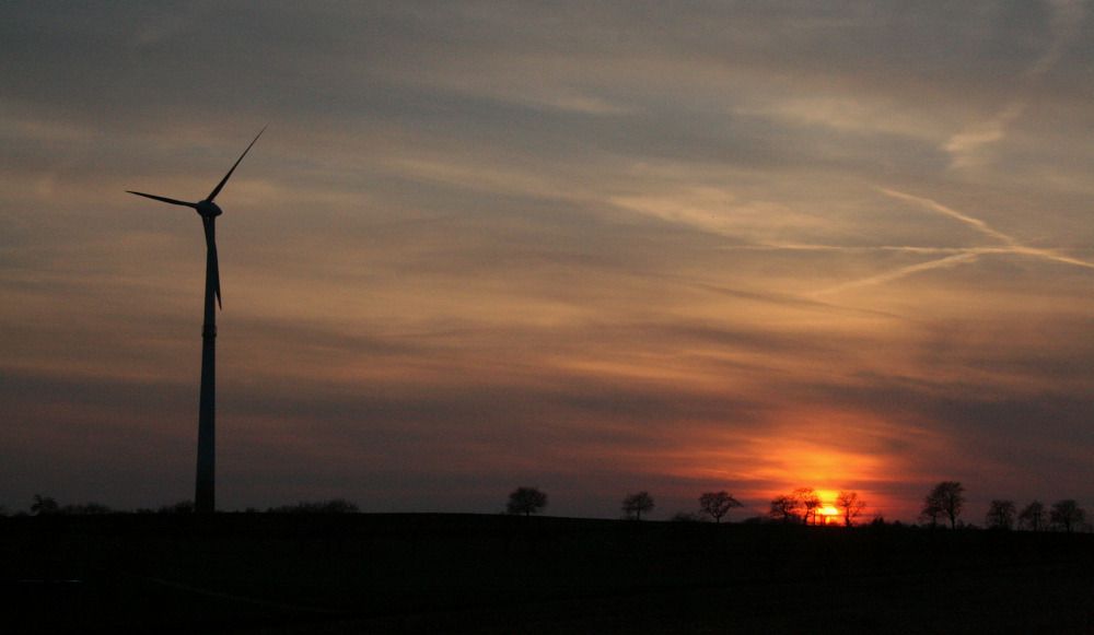 Das Windrad bei Gräfenberg kurz vor Sonnenuntergang