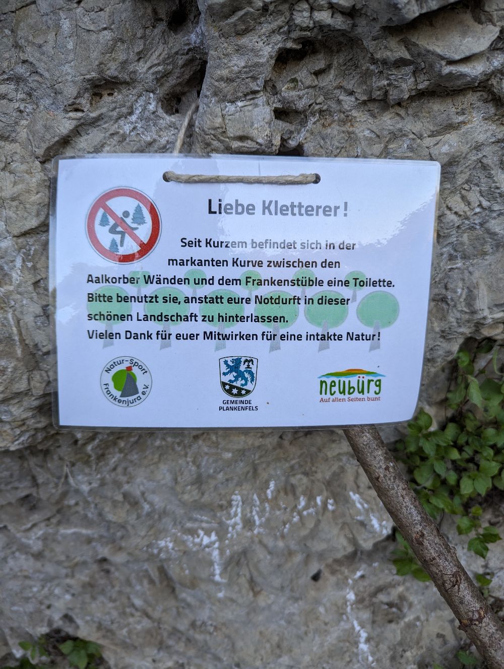 Aalkorber Wände bis Frankenstüble: Toilettenhäuschen, Sitzgruppe und Mülleimer (Bild: SFBBayer)