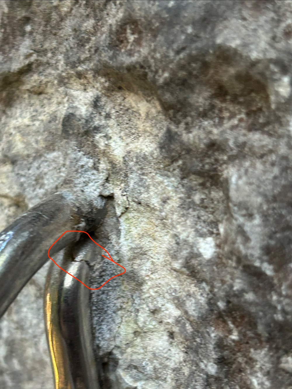Der zweite Haken von Kleiner Feigling an der Schwarzbrennerei könnte am unteren Schenkel einen Riss haben.