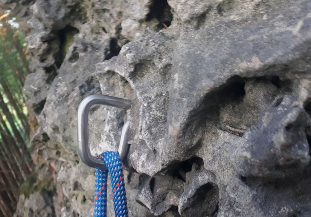 Der zweifelhafte Umlenkhaken der Winkler-Routen sowie Stelzenlauf am ´Kleinen Wasserstein´