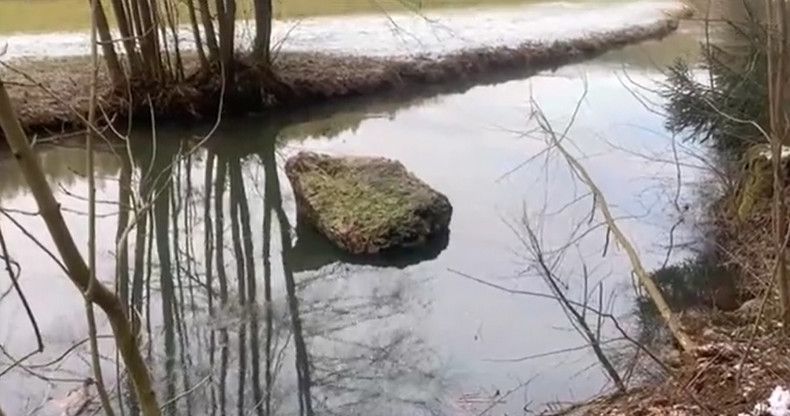 Einer Teil des Felssturzes vom Frankenstüble rollte bis in den Fluß
