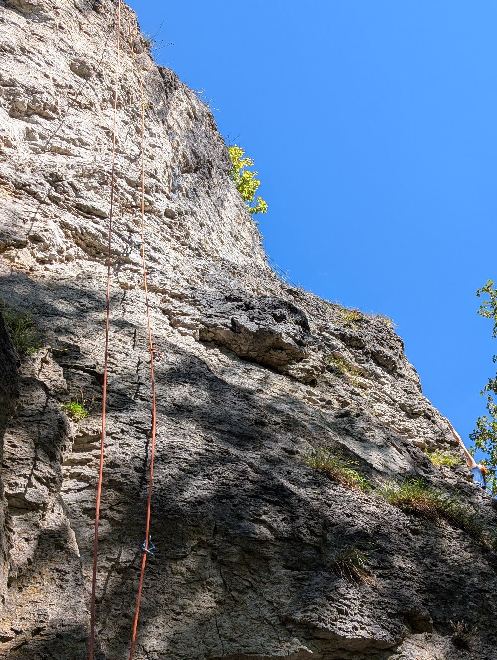 Röthelfels: Lockere Schuppe in Via Donatella