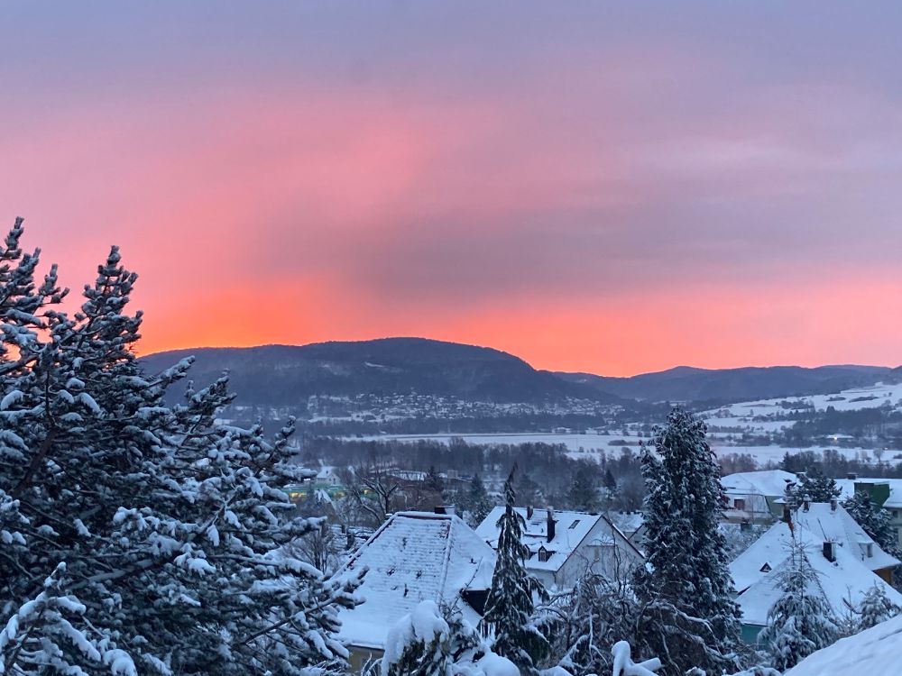 Sonnenaufgang mit Morgenrot über Hersbruck (Bild: Heiner Stocker)