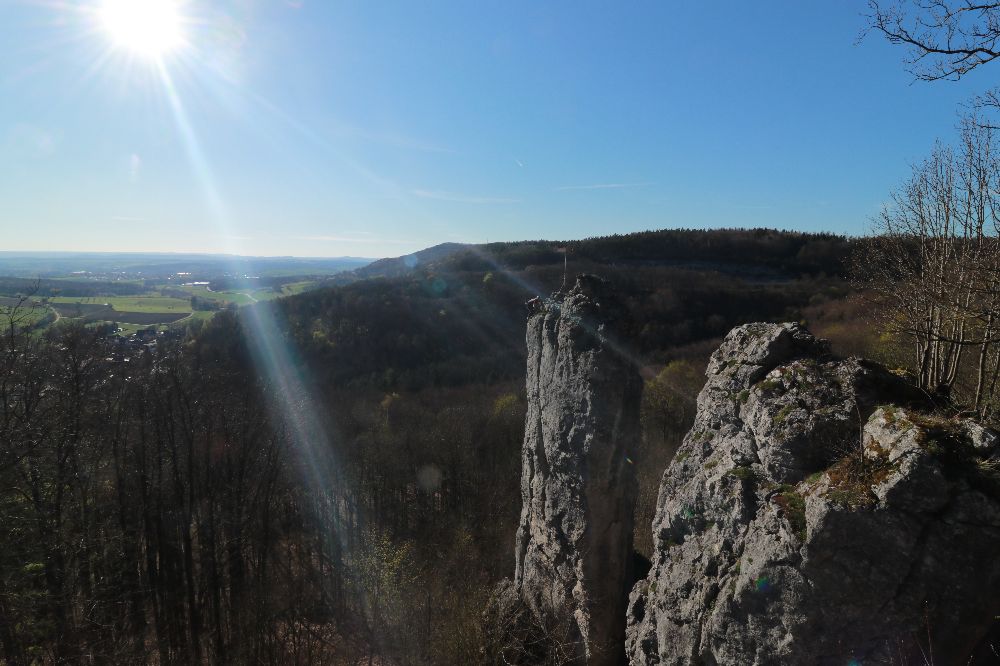Der Nürnberger Turm ist das Wahrzeichen der Würgauer Klettergartens. Ein Kletterer befindet sich am Ausstieg der klassischen Route ´Südriss´ (6+)
