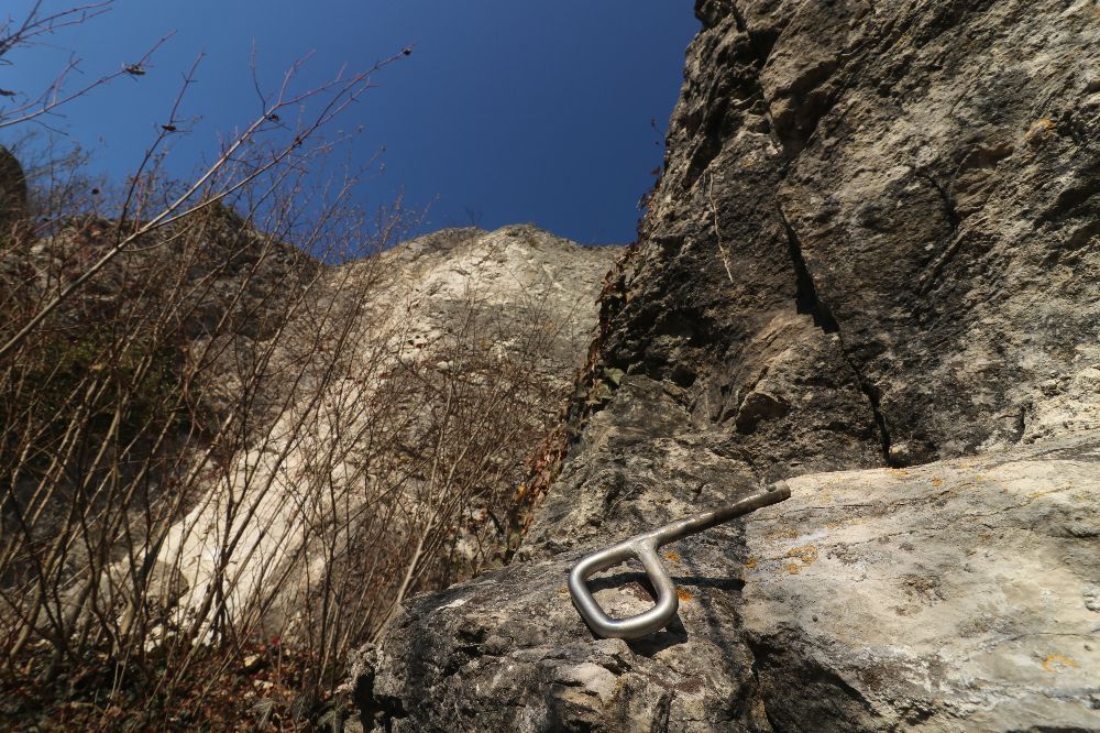 Der ausgebrochene Umlenkhaken am Wandfuß der Annasteinseite