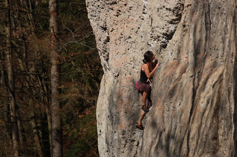 Kletterin an der Roten Wand im Kleinziegenfelder Tal