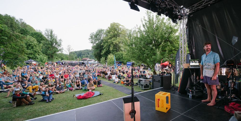 Die Festivalbühne: der Ort für Vorträge und um nach dem Klettern zusammenzukommen