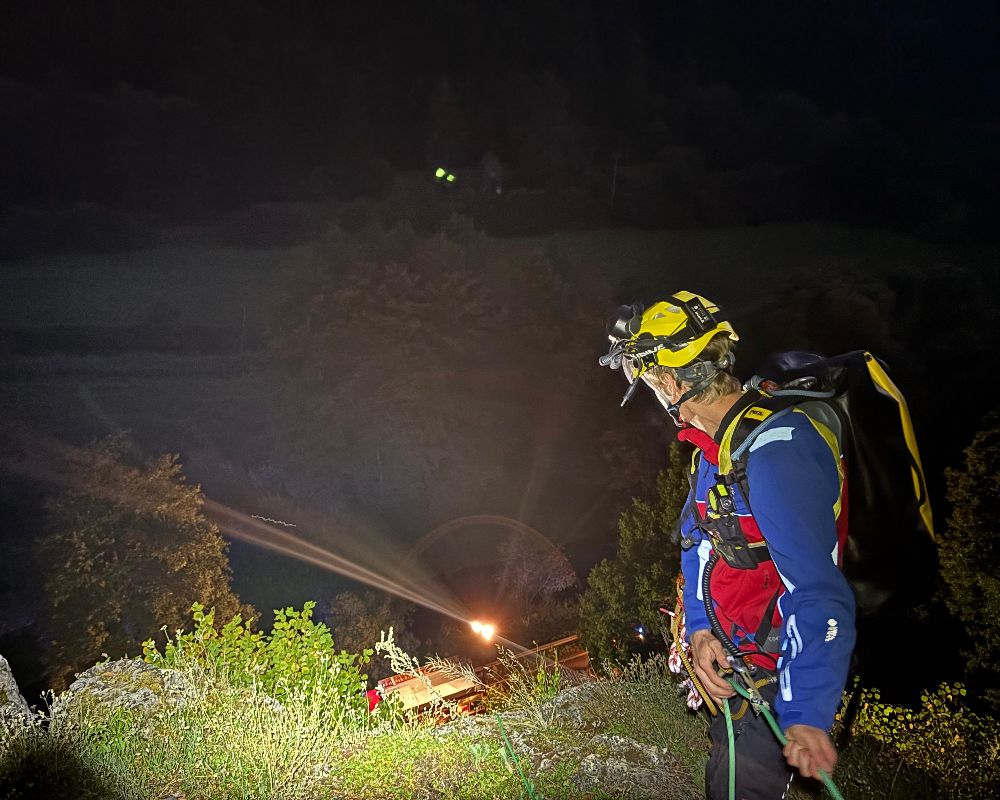 Bergretter sichert nachts am Lauterachfelsen blockierten Kletterer. (Bild: Dickert, Bergwacht Amberg)