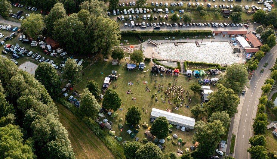Das Festivalgelände mit Naturbad, Festivalwiese, Campingbereich und Bühne