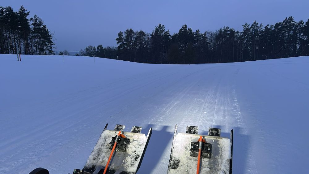 abendliches Loipenspuren in Hilzhofen (Bild: Michael Märtl)