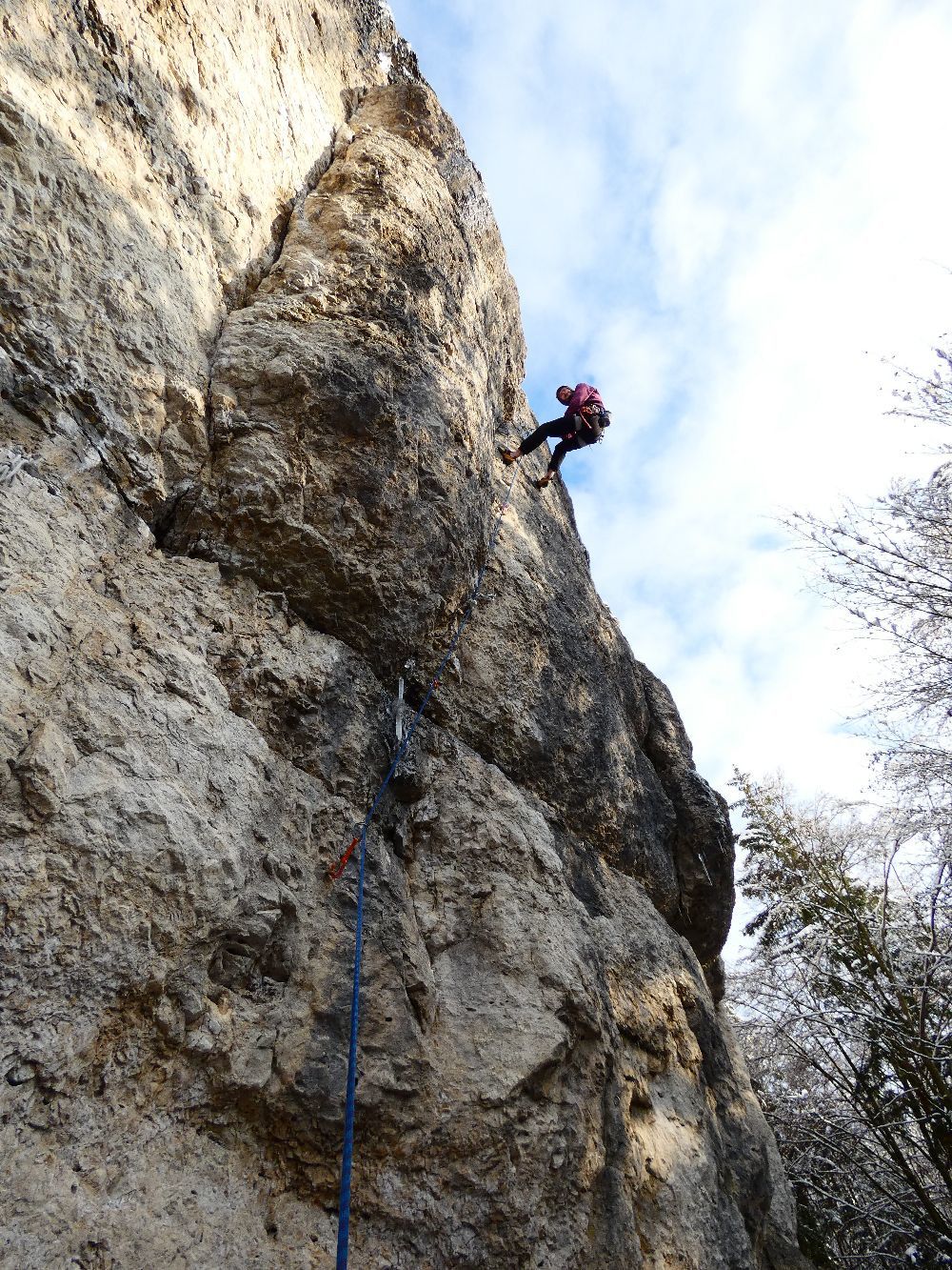 Tristan versucht sich im Fritz Kasparek Ged. Weg und muss unterwegs seine Finger aufwärmen. Unten hängen noch die Reste der Eiszapfen. (Bild: Ludwig Simek)