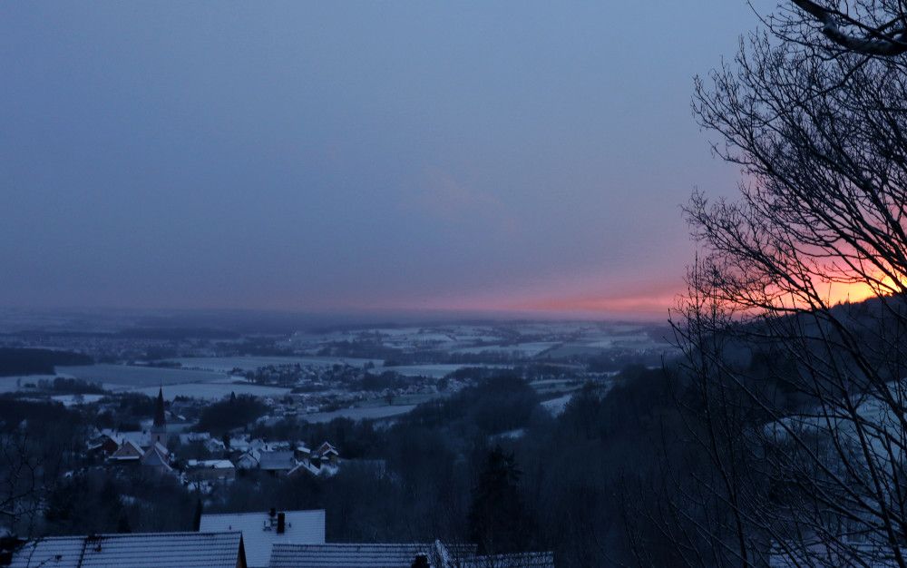 Blick von Oberrüsselbach ins verschneite Vorland des Frankenjuras