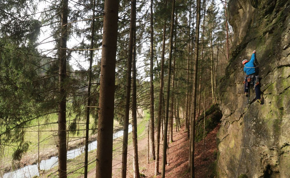 Kletterer beim on-sight in ´Der Ghul´ (6+) am linken Nebenmassiv des Höllensteins