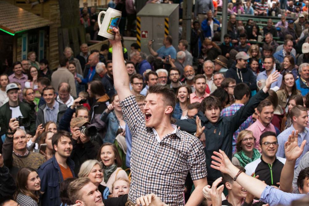 Beim traditionellen Anstich am Donnerstag ist die Freude grenzenlos! (Bild: Christoph Thümmler | © berch.info)