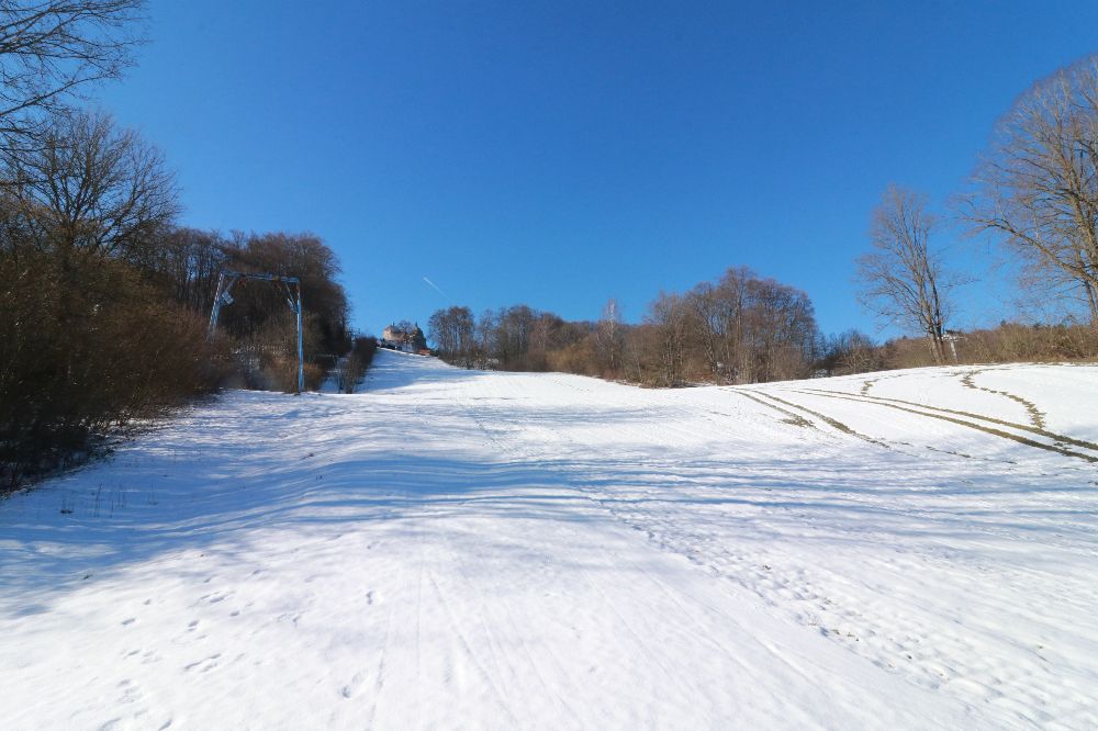 Einsam mutet derzeit der Ski- und Rodelhang in Hohenstein an