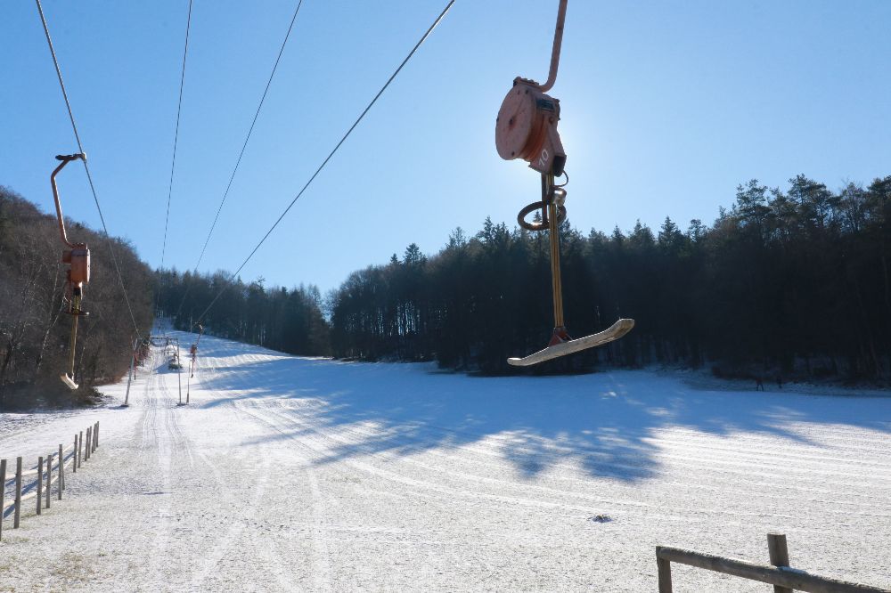 Der Rodelhang beim Skilift in Spies - hier ist Rodeln aktuell besonders im linken Teil des Hanges möglich