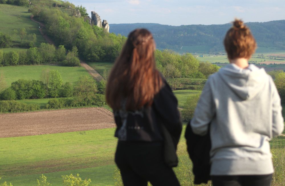 Ein Ausflug auf das Walberla - im Hintergrund die Türme des Rodensteins