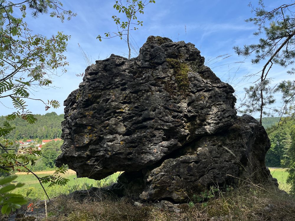 Der Block, in dem der ehemalige Umlenkhaken der R9 an der Plecher Wand steckte (Bild: Burkhard Müller)