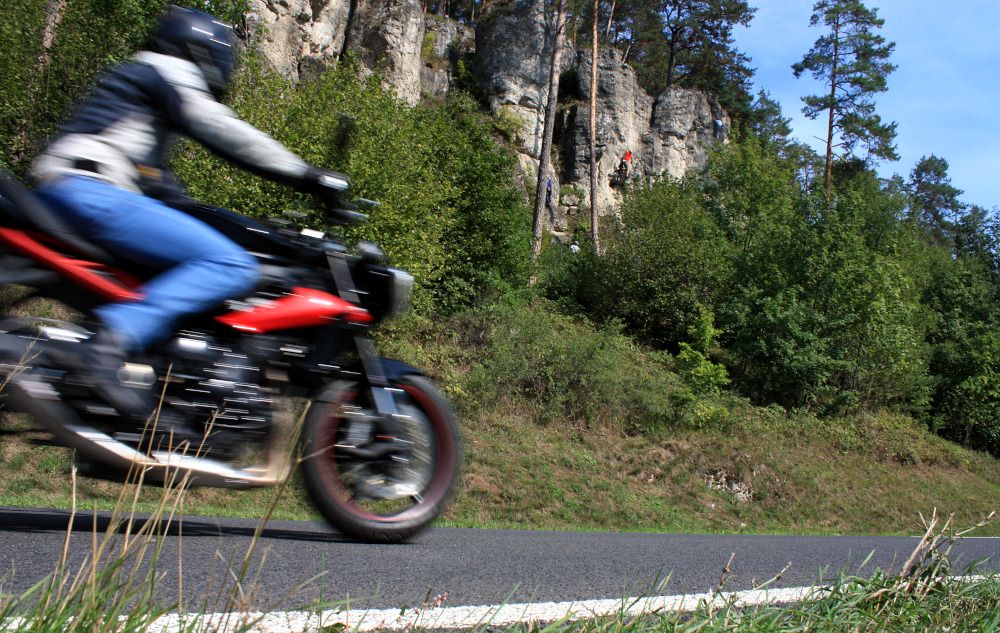 Motorsport meets Klettern: nicht nur wie hier am Treunitzer Klettergarten, sondern auch in einer Pressemeldung des Landkreises Forchheim