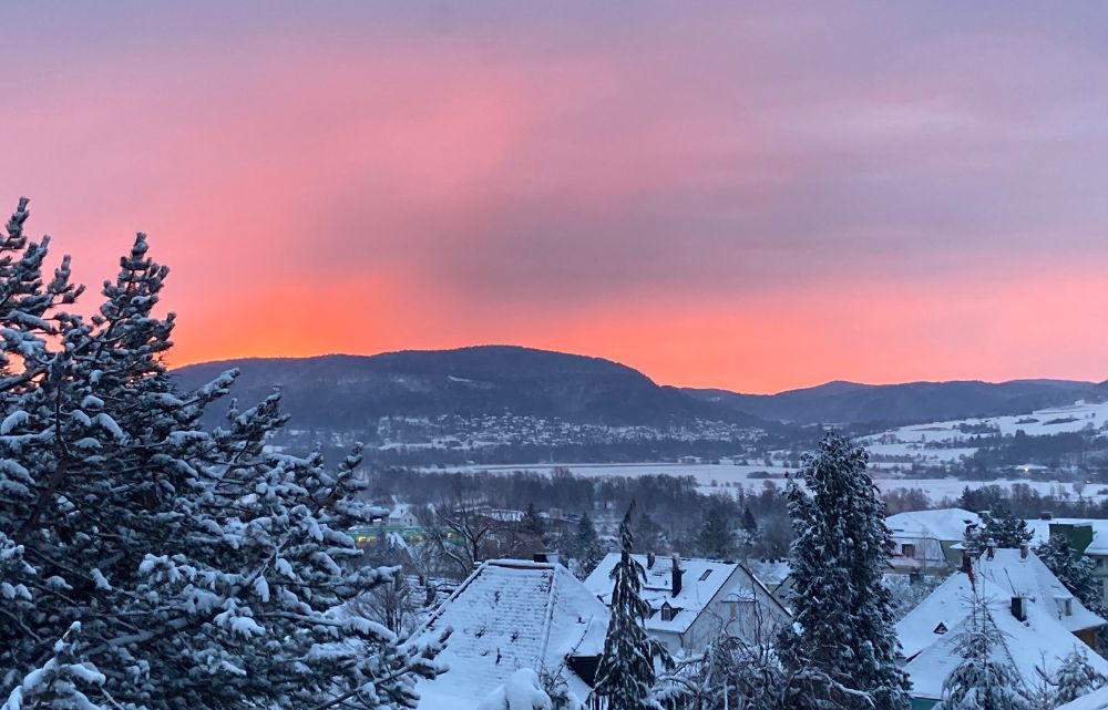 Sonnenaufgang mit Morgenrot über Hersbruck (Bild: Heiner Stocker)