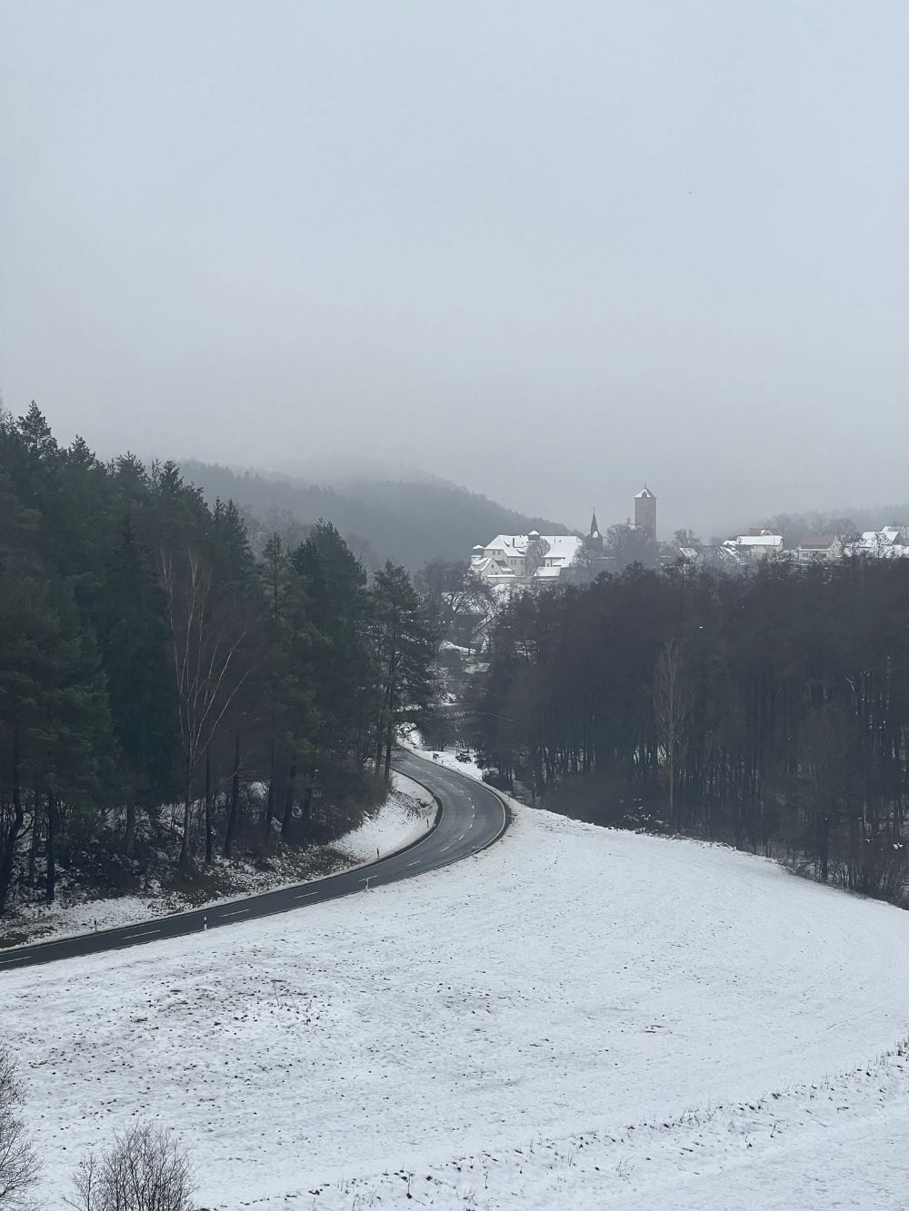 Tauwetter im Aufseßtal mit Blick auf Aufseß (Bild: Christoph Zeug | christophzeug.de)