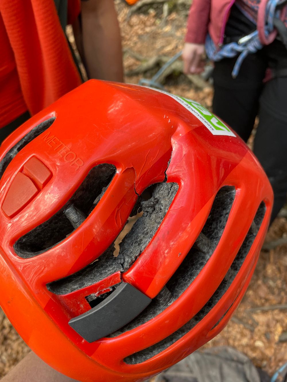 Helme können Leben retten: Nach dem 13-Meter Sturz an den Haselstaudener Wänden sieht der Helm des Verunfallten ziemlich ramponiert. Dadurch blieb sein Kopf unversehrt. (Bild: Polizei Oberfranken)