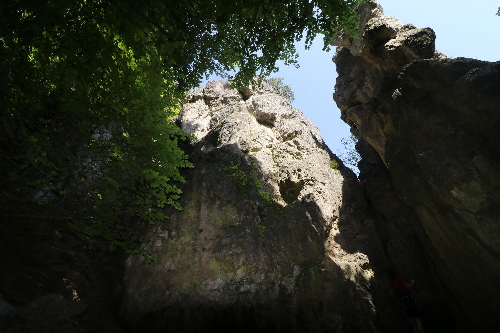 Das Wolfsberger Felsentor oberhalb des Zehnersteins im Trubachtal