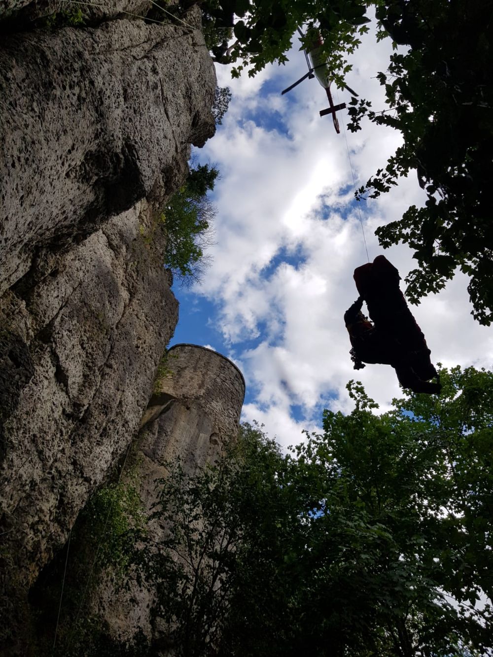 Burgruine Leienfels: Der verunfallte Kletterer wird von Christoph 27 mit der Seilwinde geborgen (Bild: Thomas Eckert | Bergwacht Pottenstein)