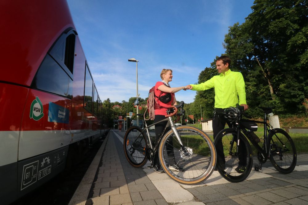 Maria und Ludwig treffen sich am Bahnhof in Gräfenberg am Tor zur Fränkischen  Schweiz (Bild: Frankenjura.com | VGN)