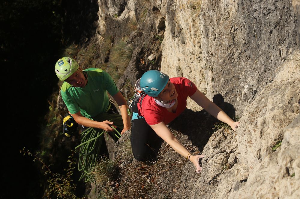 Ludwig sichert Maria in einer Mehrseillänge der Route ´Direkte Südwand´ (6-) (Bild: Frankenjura.com | VGN)