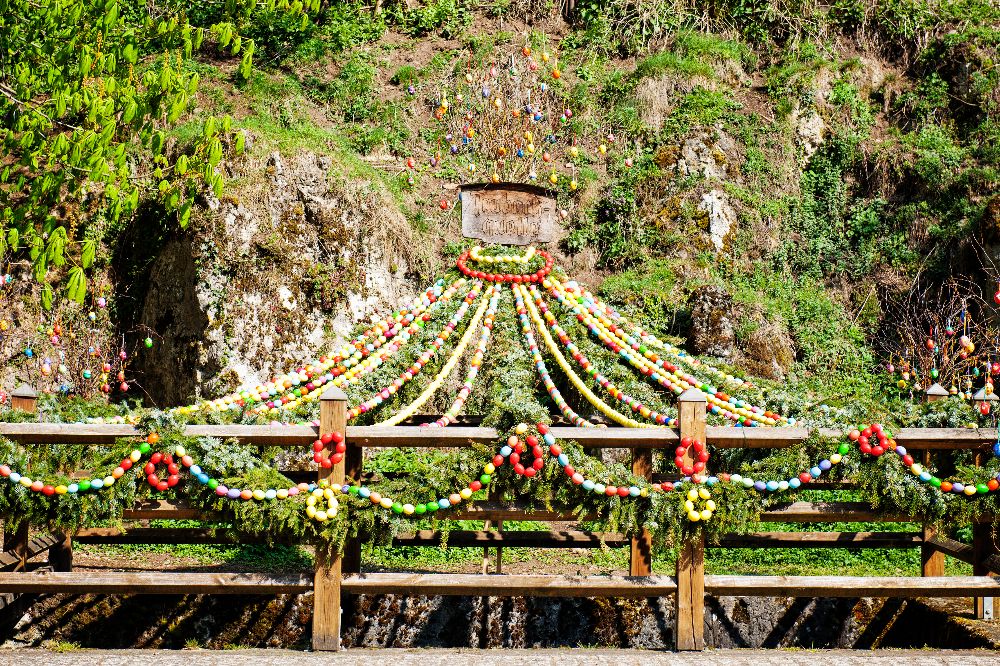 Der Osterbrunnen in Obertrubach. (Bild: TZ Fränkische Schweiz / Florian Trykowski)