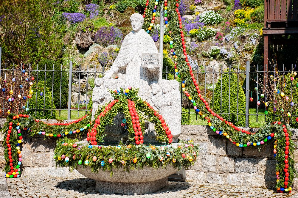 Der Osterbrunnen in Obertrubach. (Bild: TZ Fränkische Schweiz / Florian Trykowski)