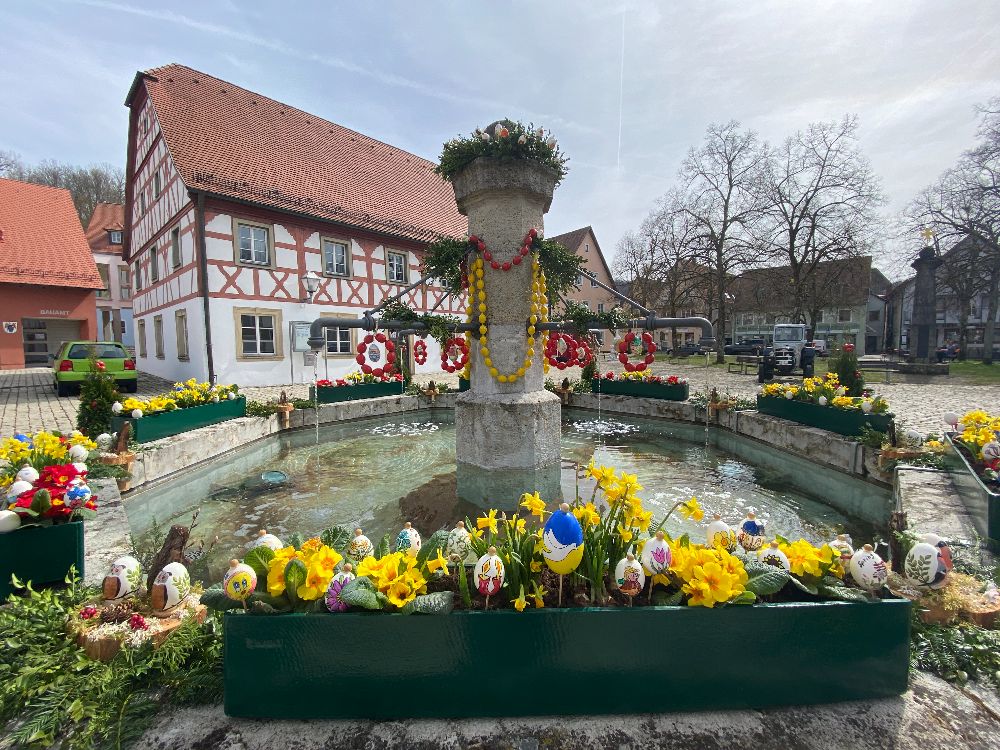 Der schöne Osterbrunnen am Marktplatz von Heiligenstadt