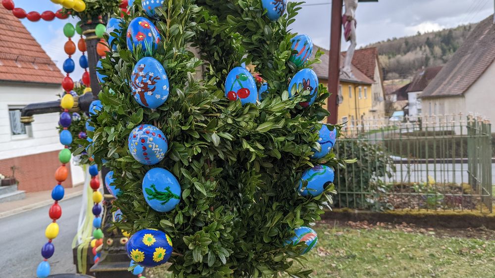 Ein beschaulicher Osterbrunnen auf der Trubachalb